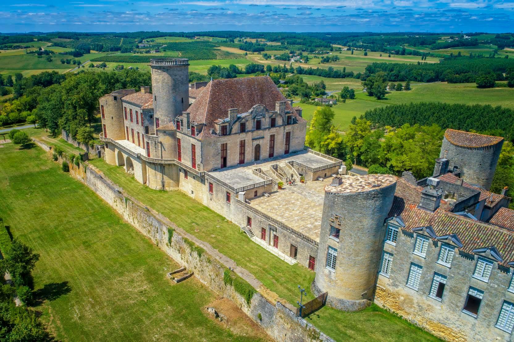 Aerial view of Château de Duras above the Dropt valley