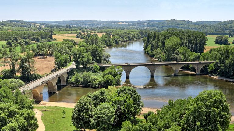 Twee stenen bruggen over de Dordogne en Vézère bij hun samenvloeiing, gezien vanuit de panoramatuinen van Limeuil