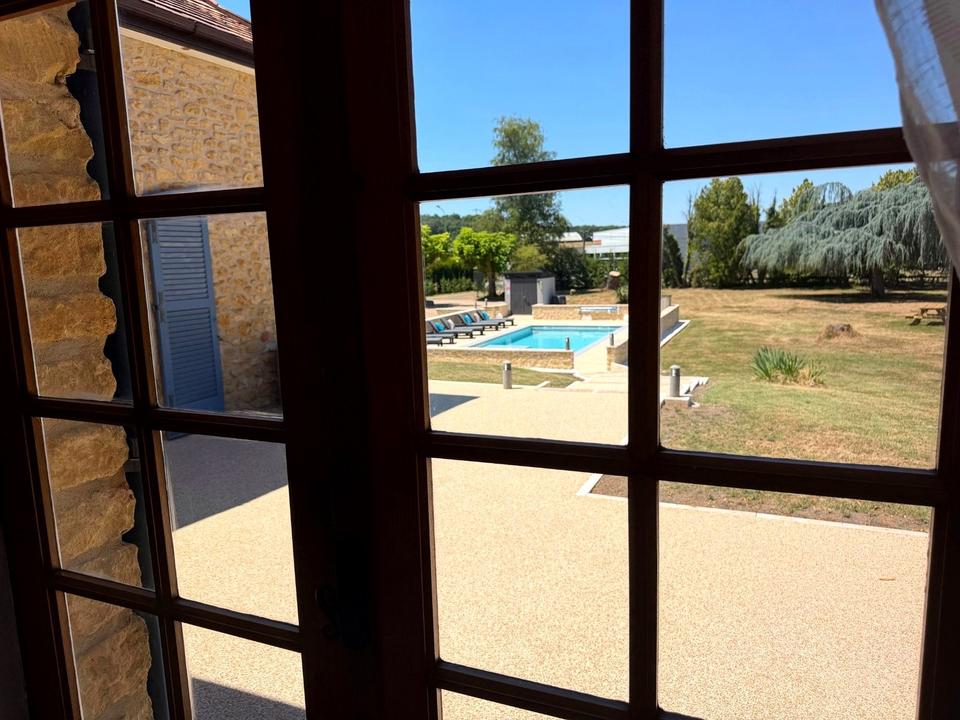 Garten und Pool durch die Schlafzimmertüren