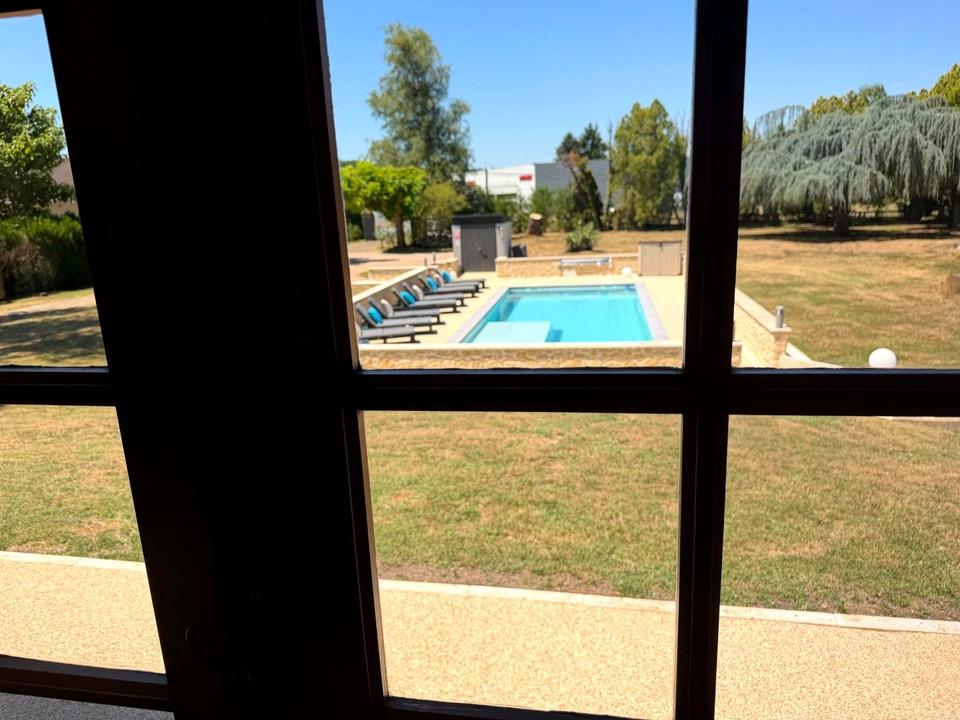 Poolblick durch ein Schlafzimmerfenster