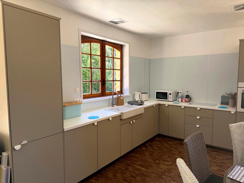 Arbeitsflächen, Spüle und Küchengeräte