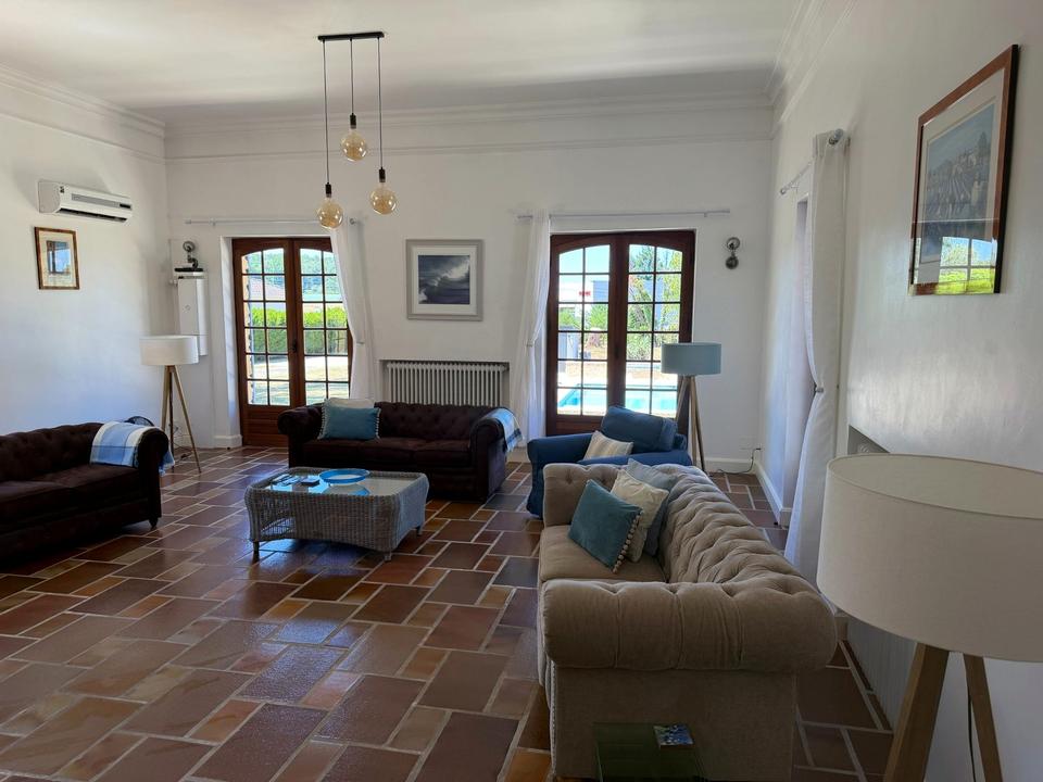 Sofas im hellen Wohnzimmer mit Gartenblick