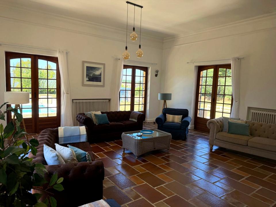 Drei Sofas im geräumigen Wohnzimmer