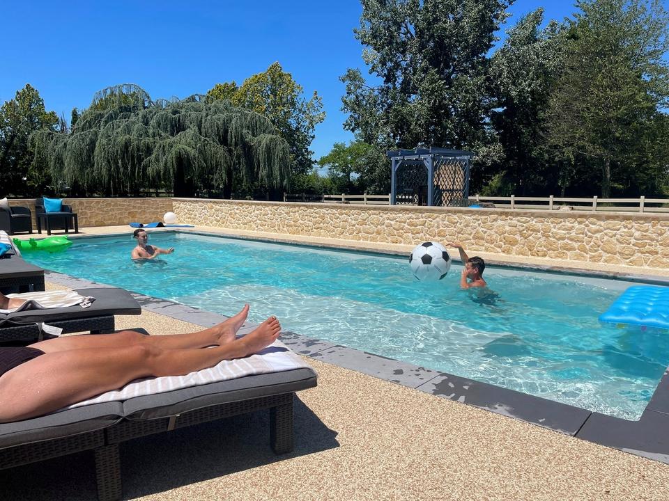 Ein Urlaubsnachmittag beim Ballspielen im Pool