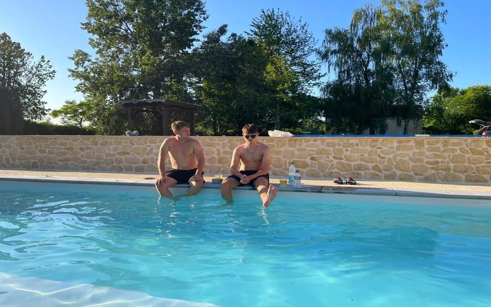 Zwei Erwachsene entspannen gemeinsam am Pool