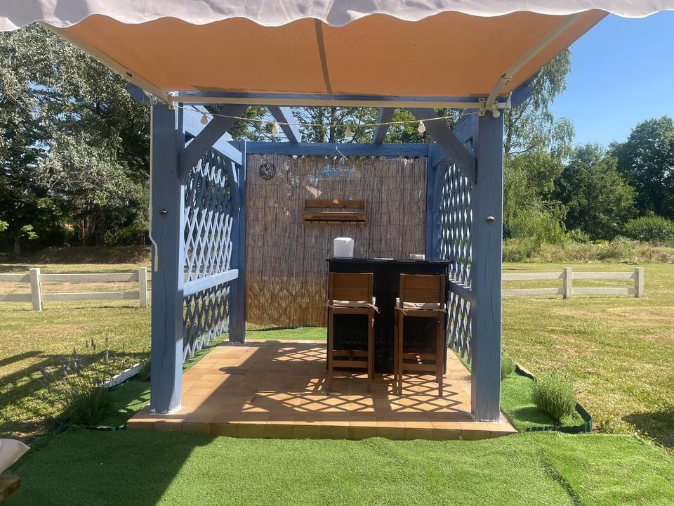 Überdachte Sitzplätze und Bar am Pool