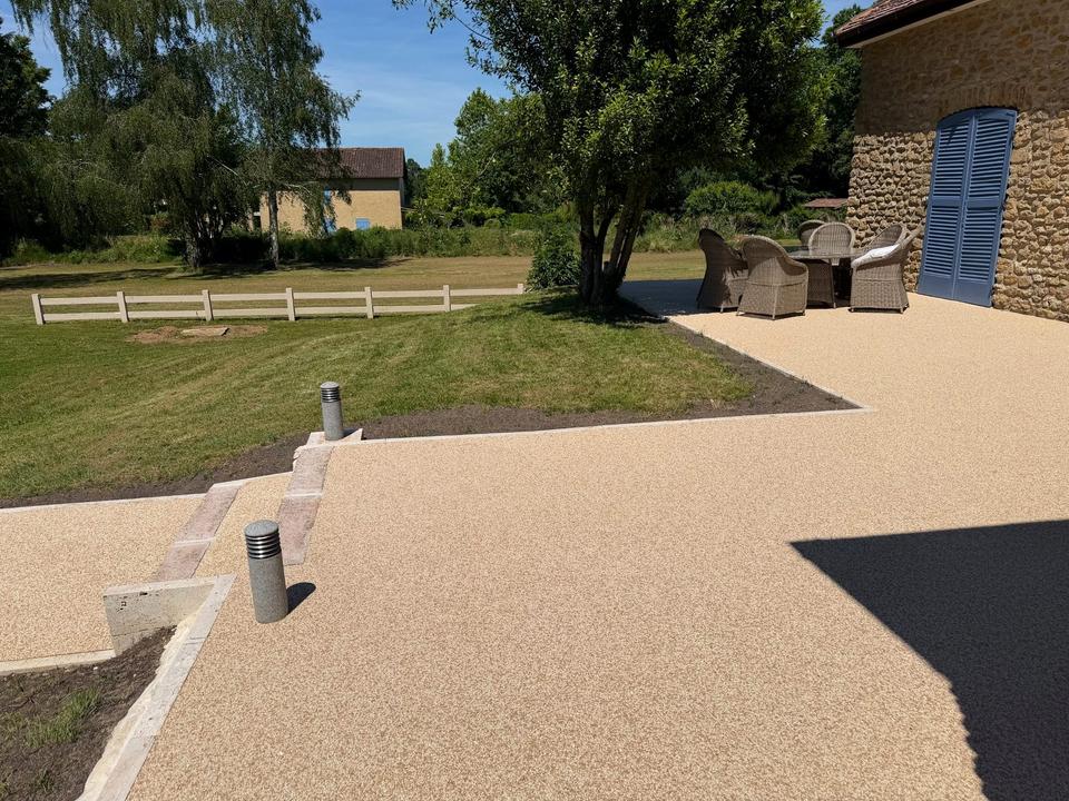 Große Terrasse mit Blick auf den Rasen