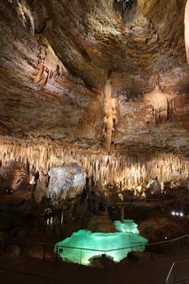 Verlichte mineraalformaties in de Gouffre de Proumeyssac