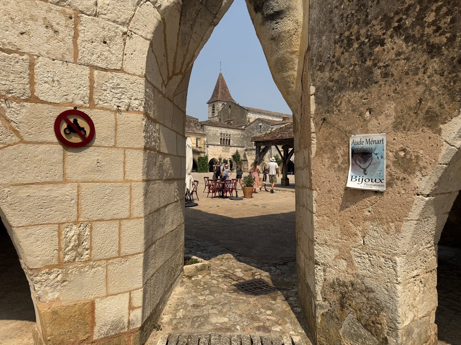 Stenen doorgang van de Place des Cornières in Monpazier naar het omliggende stratennet