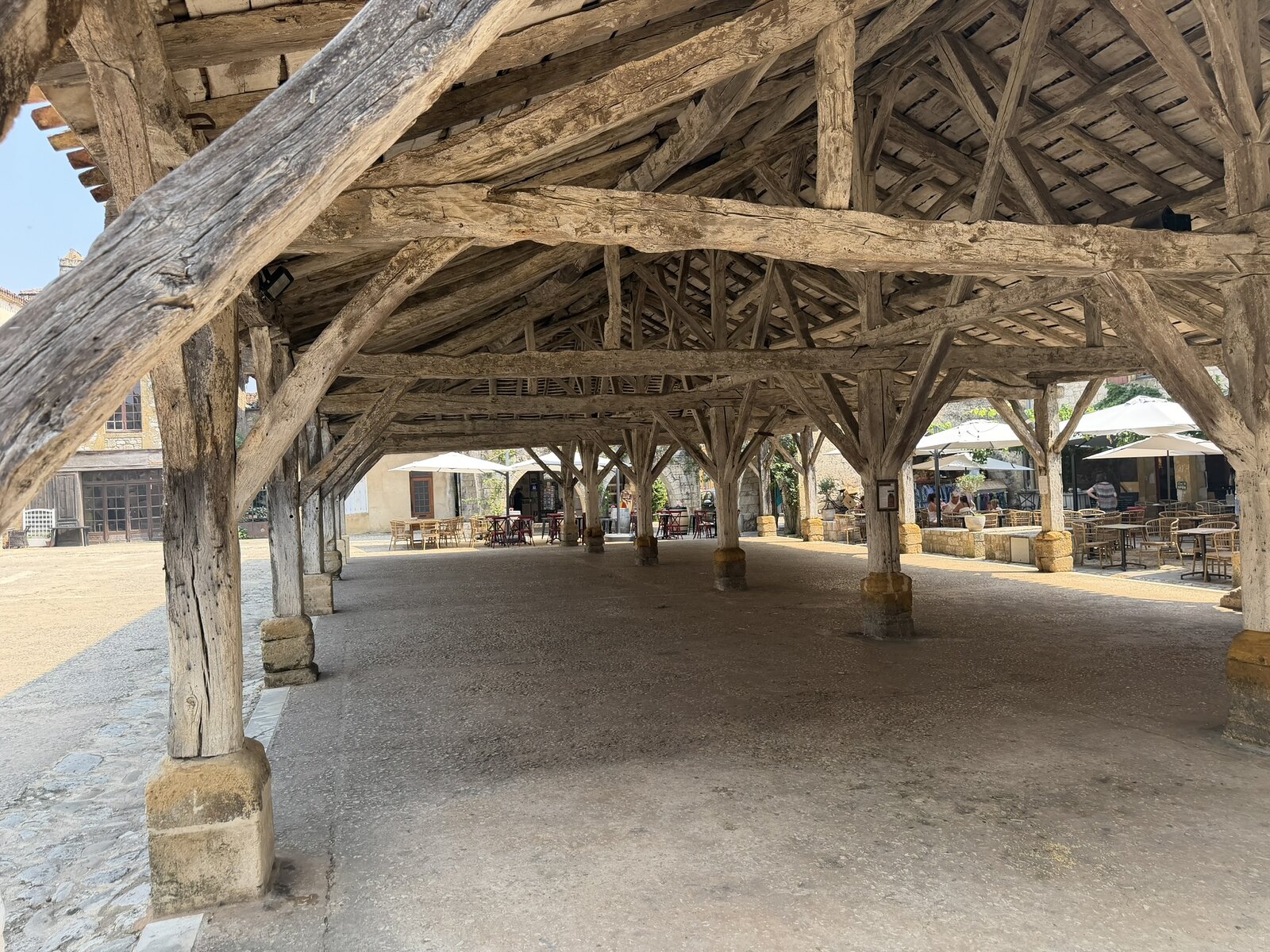 Struttura lignea del tetto e spazio commerciale aperto del mercato coperto di Monpazier in Place des Cornières