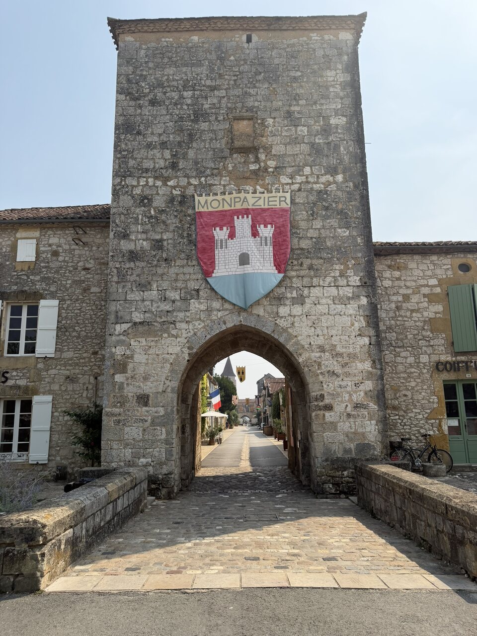 North Notre-Dame gate in Monpazier seen from the public approach, with the passage aligned towards Rue Notre-Dame