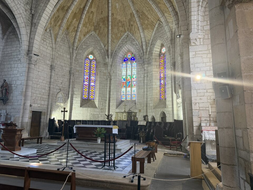 Choir and stained-glass windows inside Église Saint-Dominique in Monpazier